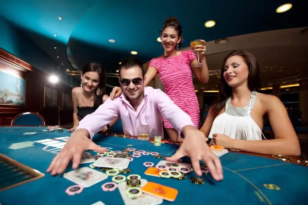 Bảng điều khiển sảnh game trên nền giao diện tím neon của king club